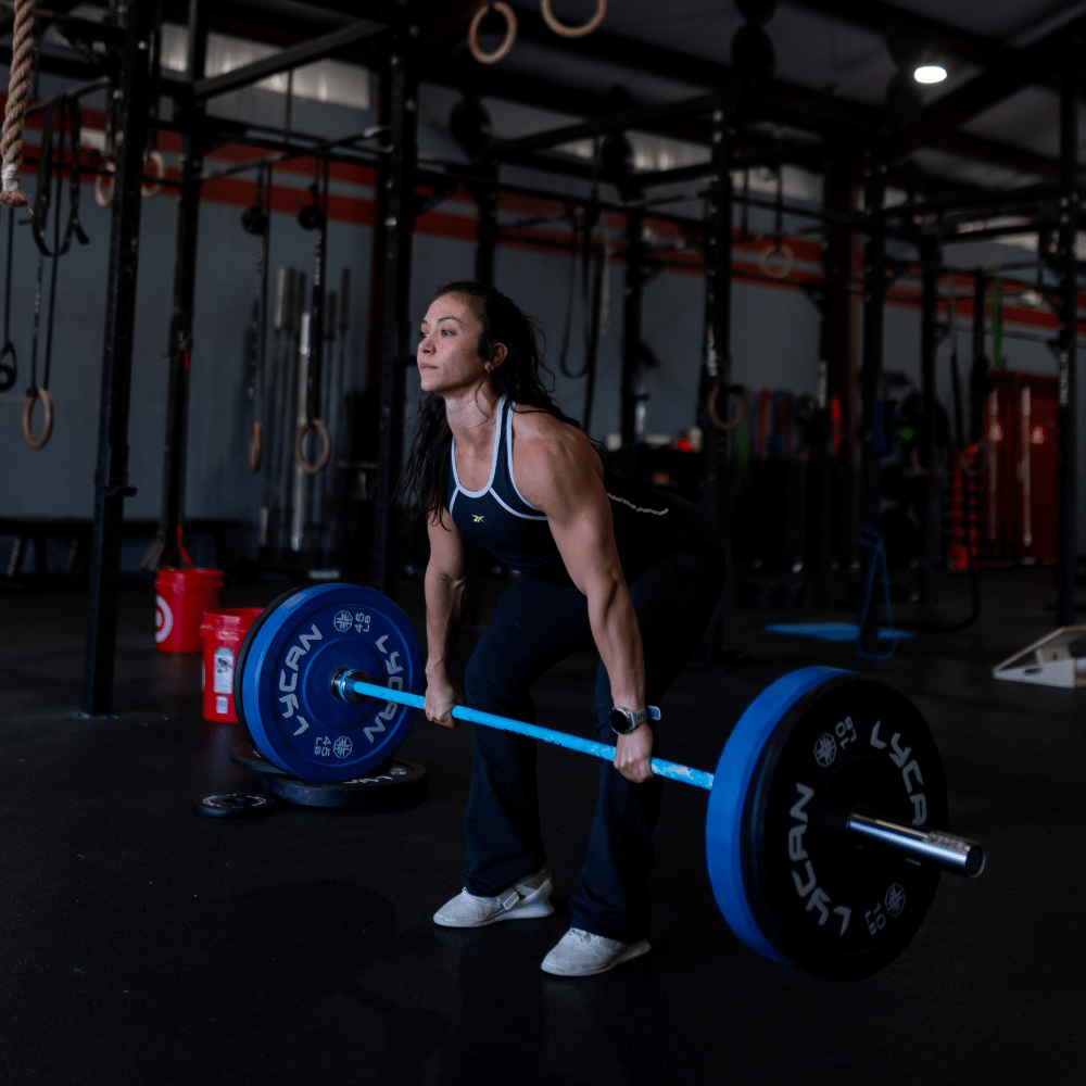 Olympic and powerlifting knurl marks provide clear hand positioning for versatile training.